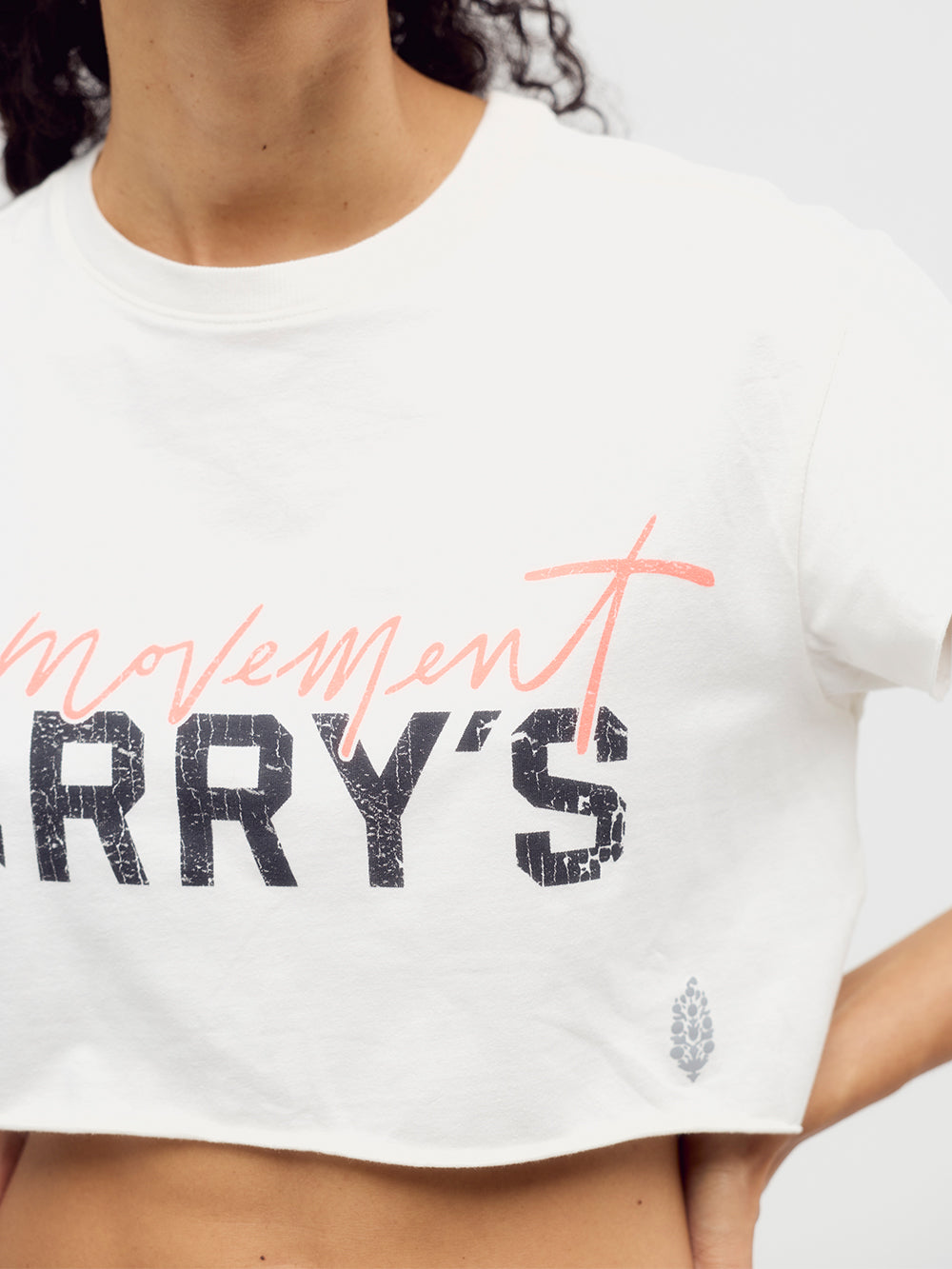 FP MOVEMENT X BARRYS SANDY HOT SHOT CROPPED TEE