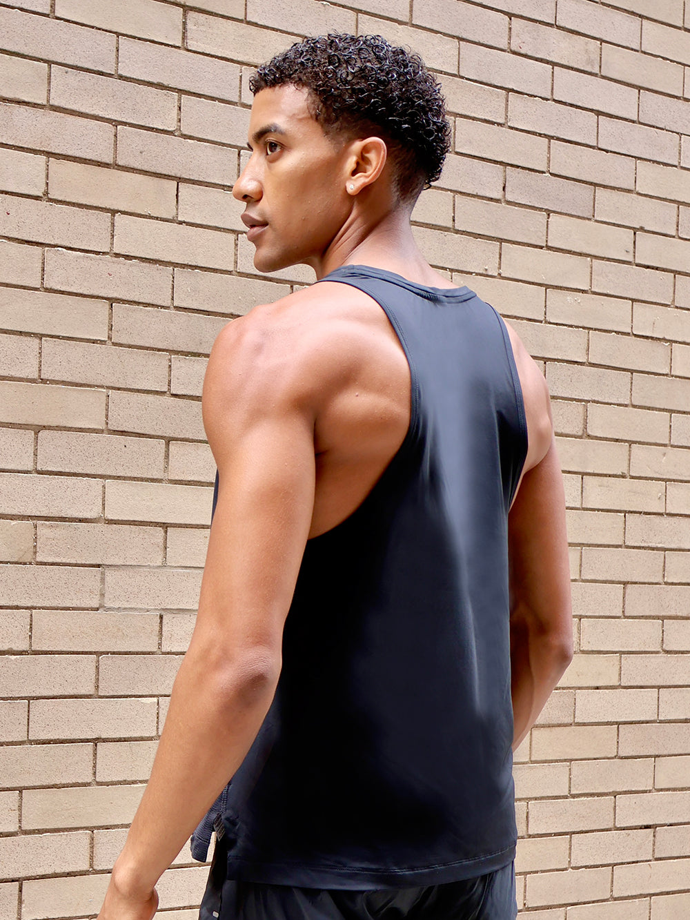 RHONE BLACK EXTRA MILE SINGLET TANK