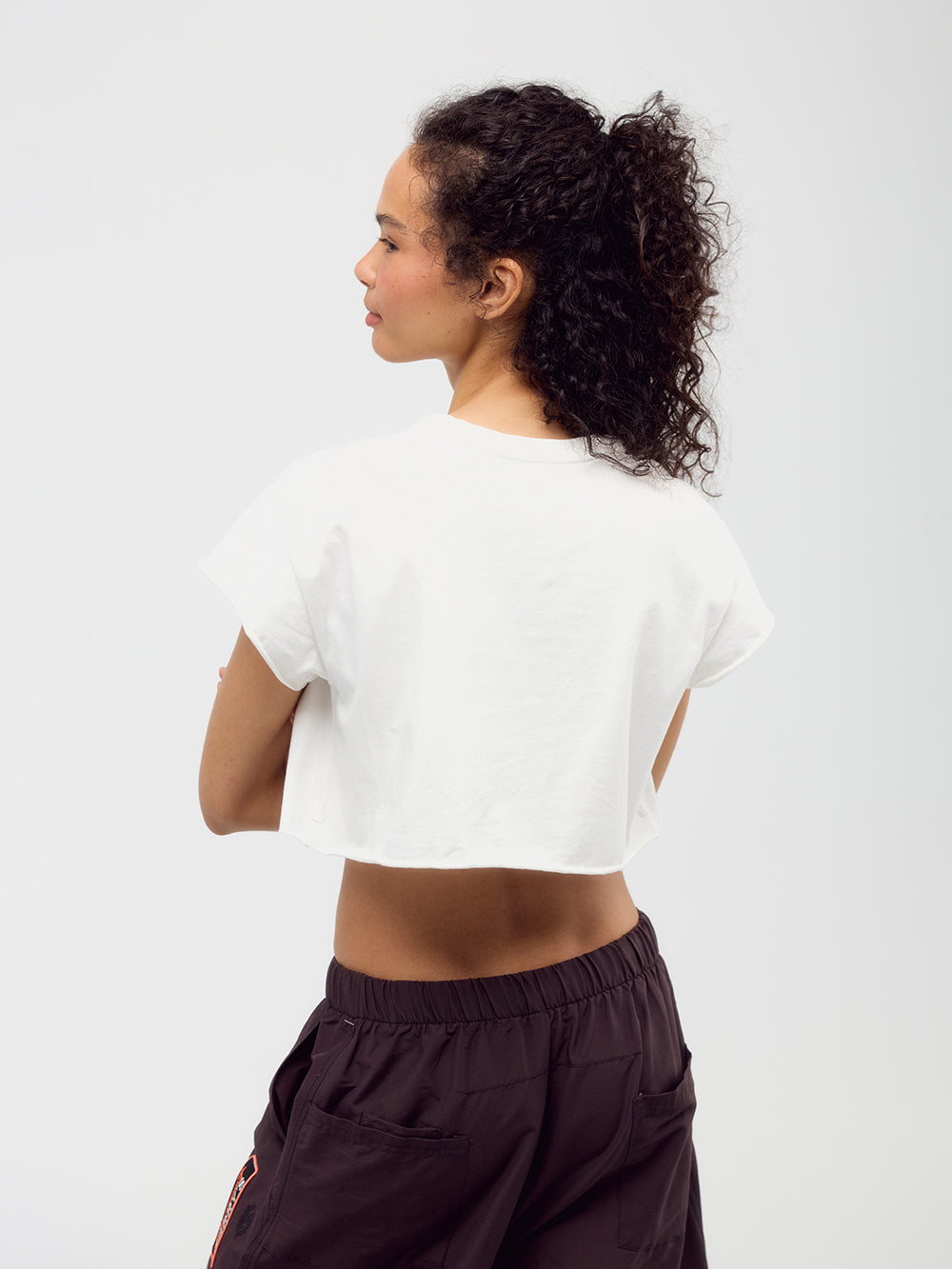 FP MOVEMENT X BARRYS SANDY HOT SHOT CROPPED TEE