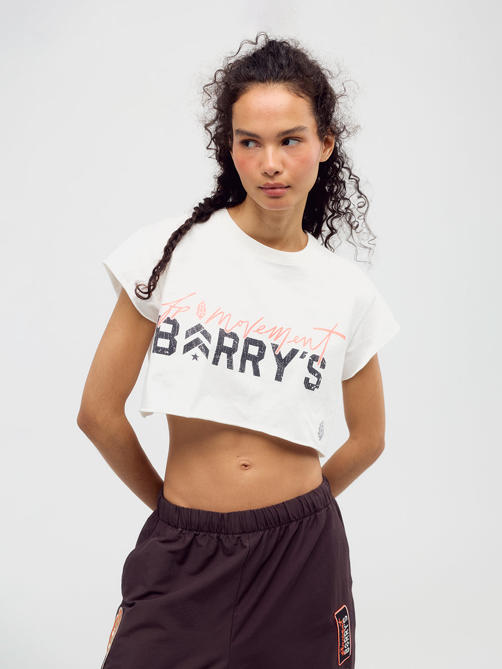 FP MOVEMENT X BARRYS SANDY HOT SHOT CROPPED TEE